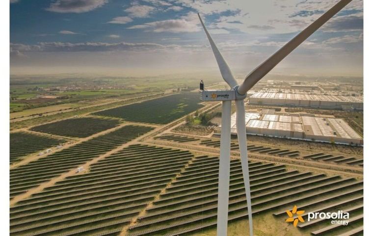 Instalan primer aerogenerador en parque híbrido de Stellantis Zaragoza