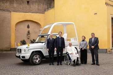 El Papa Francisco recibe su primer 'Popemóvil' eléctrico de Mercedes-Benz