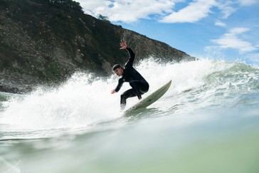 Volkswagen y Blue Banana lanzan el primer traje de surf hecho 100% de caucho reciclado